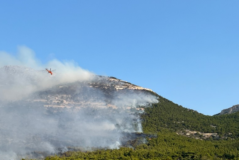Αναζωπυρώθηκε η φωτιά στους πρόποδες της Πάρνηθας