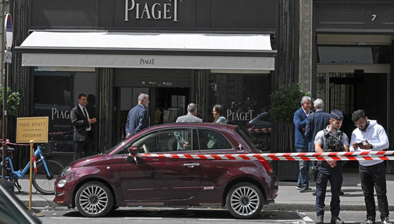 Παρίσι: «Ξάφρισαν» το κοσμηματοπωλείο Piaget – Μπήκαν με όπλα, έφυγαν με λεία 15 εκατ. ευρώ