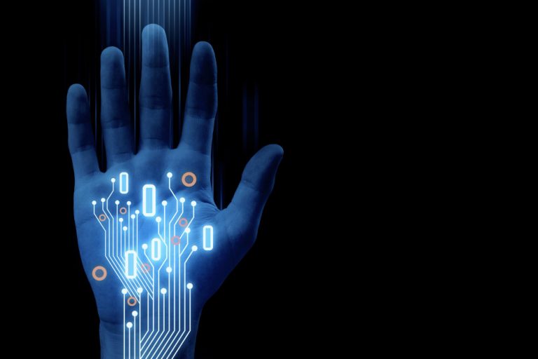 «Ψηφιακό νόμισμα με τη μορφή τσιπ μέσα σας»: “Τρομακτικά” λόγια μέσα στα μπάνια του λαού