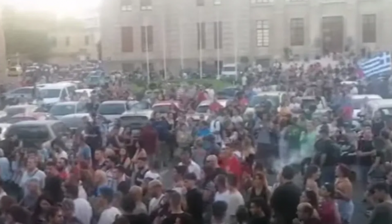 Οργή λαού στην Ρόδο: Ξεχύθηκαν στους δρόμους για τις φωτιές