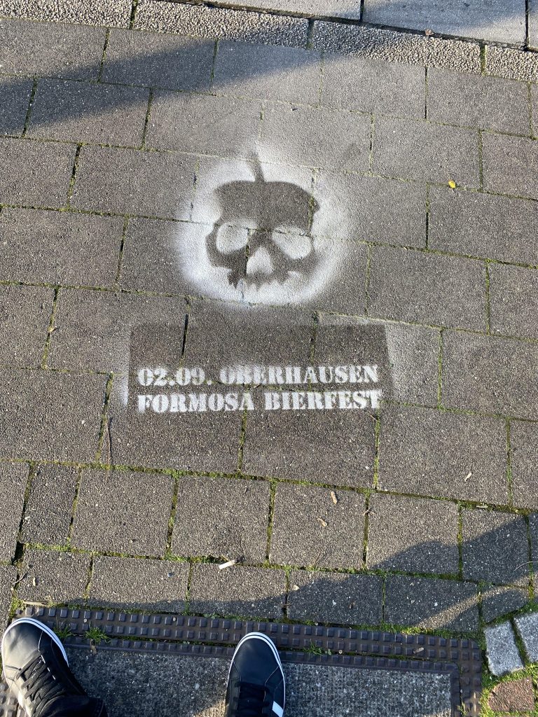 Είναι παντού στους ποδηλατοδρόμους και πεζόδρομους   της πόλης της Ομπερχάουσεν και σημασία έχει η ημερομηνία.