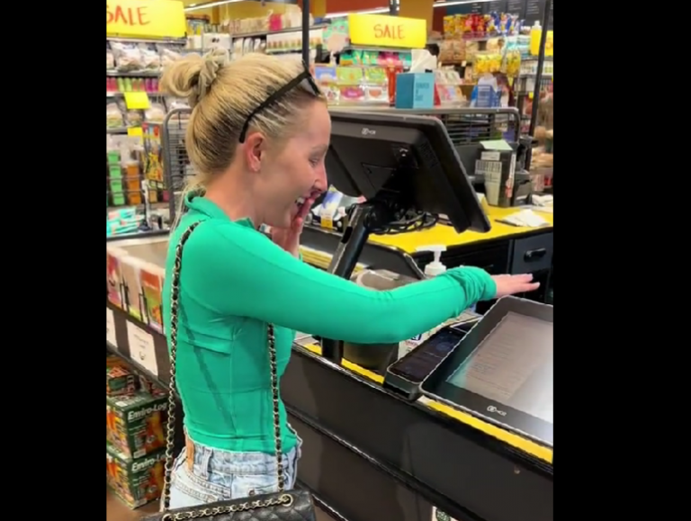 «Το πιο κουλ πράγμα»!! Γυναίκα πληρώνει με το “χέρι” της και…τρελαίνεται