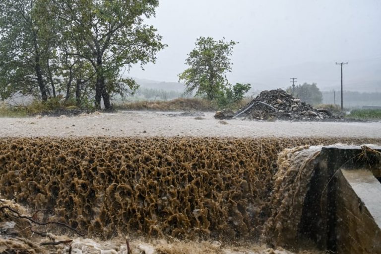Σε πλήρη εξέλιξη η κακοκαιρία Elias: Δύσκολη νύχτα σε Θεσσαλία και Πελοπόννησο -Προειδοποίηση για εκατοντάδες τόνους νερού