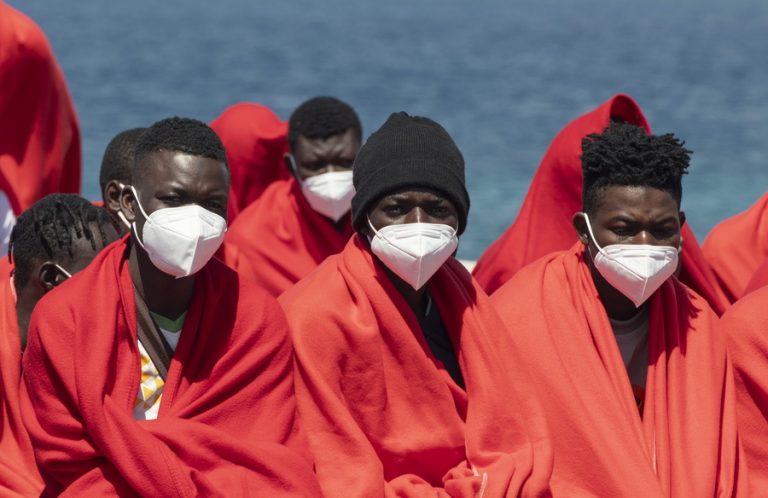 Ακόμα ένα καραβάνι με νεαρούς αλλοδαπούς παρέλαβε το Λιμενικό