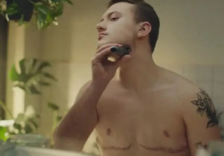 Καταιγισμός αντιδράσεων για διαφήμιση ξυριστικής μηχανής από τρανς