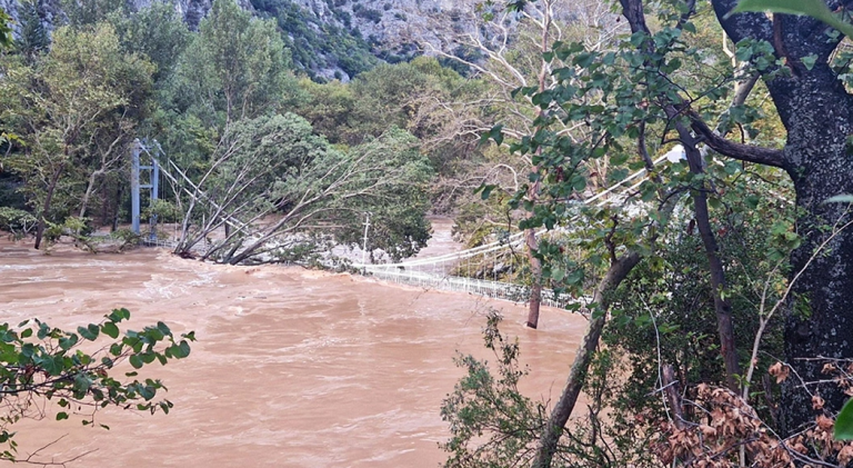 Κακοκαιρία Daniel – Θεσσαλία: Σε 18 μέτρα ύψος έφτασαν τα νερά στην κοιλάδα των Τεμπών – Σχεδόν κάλυψαν την κρεμαστή γέφυρα