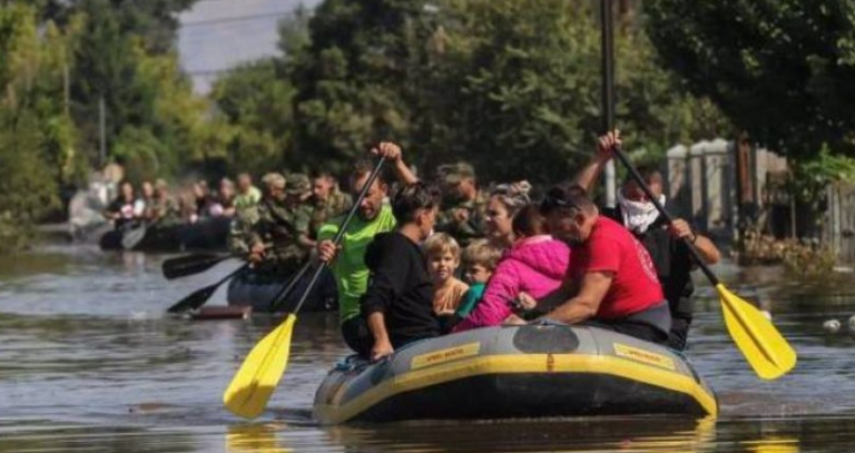 Φουσκώνει ο Πηνειός και απειλεί τη Λάρισα: Πλημμυρίζουν περιοχές, έκλεισαν δρόμοι, εκκενώνονται γειτονιές