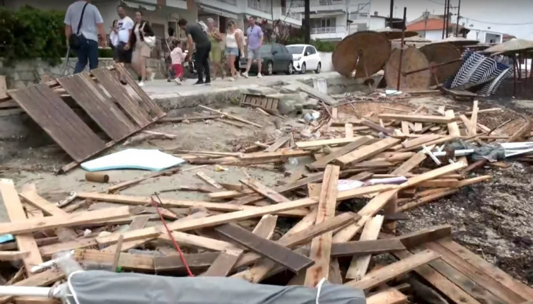 Κακοκαιρία Daniel -Χαλκιδική: Η θάλασσα μπήκε σε σπίτια και καταστήματα στο Πευκοχώρι