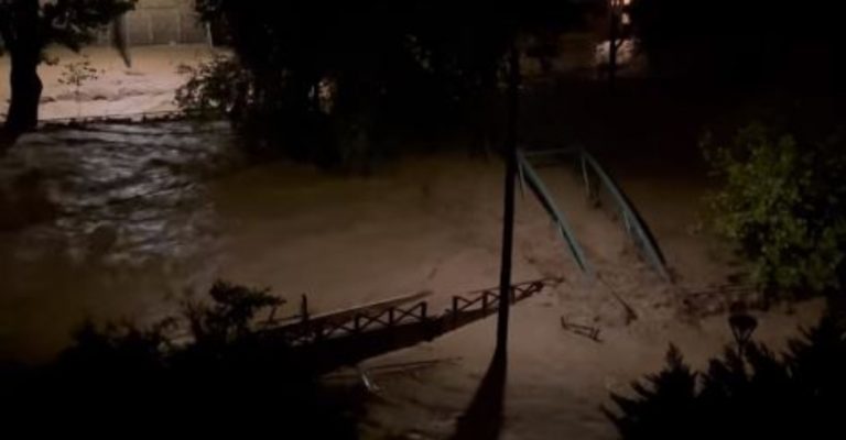 Βόλος: Θάλασσα και πόλη έγιναν «ένα» – Άφησαν να «σπάσει» και ο χείμαρρος Κραυσίδωνας! – Καμία ελπίδα για τους κατοίκους