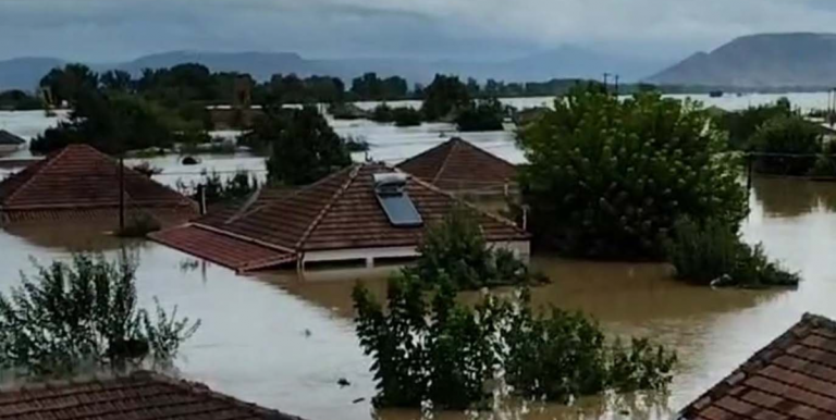 Σοκαριστικές εικόνες στην Καρδίτσα: Ανέβηκαν στη στέγη για να σωθούν στη Μεταμόρφωση