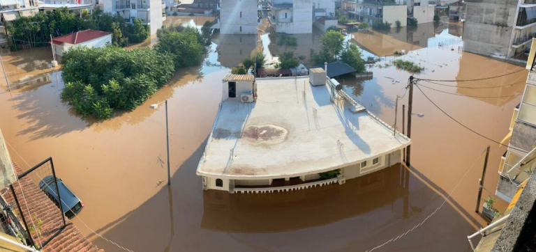 Λάρισα: Συνεχίζεται ο απεγκλωβισμός κατοίκων από πλημμυρισμένες συνοικίες
