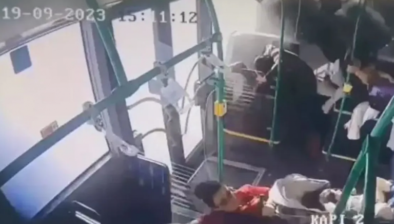 Τουρκία: Τρομακτικό βίντεο από τροχαίο με λεωφορείο – Οι επιβάτες εκτοξεύτηκαν στον αέρα