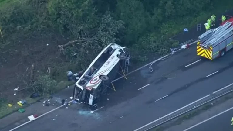 Αγγλία: Σχολικό ανετράπη μετά από σύγκρουση με ΙΧ – Νεκρή 14χρονη και ο οδηγός του λεωφορείου