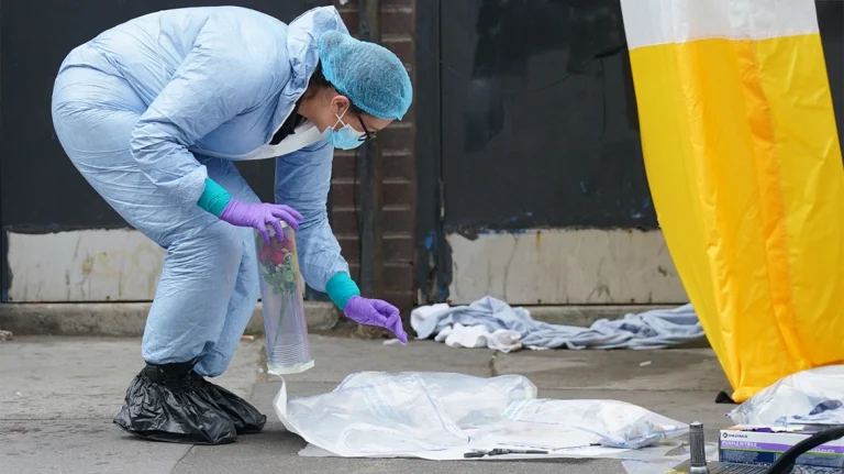 Λονδίνο: 17χρονος πρόσφερε λουλούδια σε 15χρονη, εκείνη δεν τα πήρε και τη σκότωσε με ματσέτα