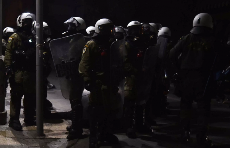 Επίθεση με πέτρες σε διμοιρία των ΜΑΤ στα Εξάρχεια