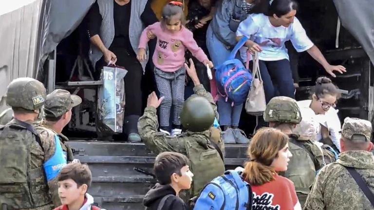 Ναγκόρνο Καραμπάχ: Η κόλαση επί Γης – Ορδές Αρμενίων ξεσπιτώνονται παίρνοντας μαζί τους μία βαλίτσα