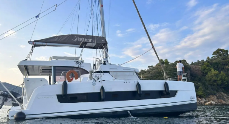 Σκιάθος: Τουριστικό σκάφος προσάραξε σε βράχια κοντά στο λιμάνι