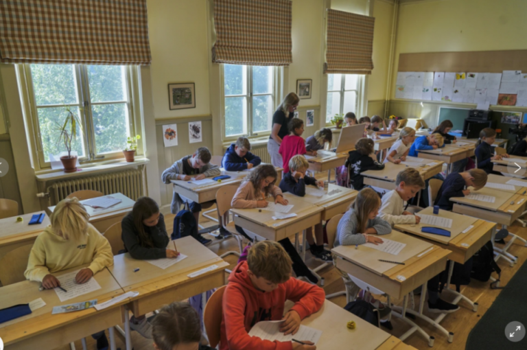 H Σουηδία επιστρέφει στο χαρτί, το στυλό και το μελανοδοχείο. Τέρμα τα tablet στα θρανία