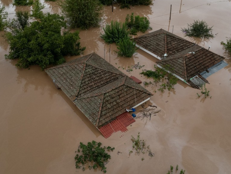 Συγκλονιστικό ΒΙΝΤΕΟ από Θεσσαλία: Ορμητικά νερά μέσα σε σπίτι