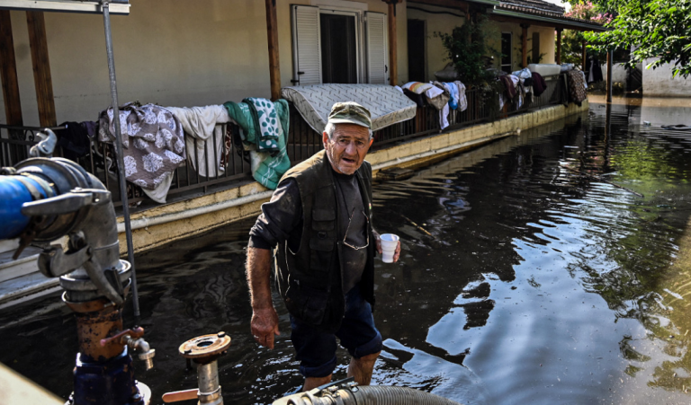 Κακοκαιρία «Daniel» – Θεσσαλία: Πέφτει η στάθμη των υδάτων, άνοιξε η εθνική οδός, αγωνία για τους υγειονομικούς κινδύνους