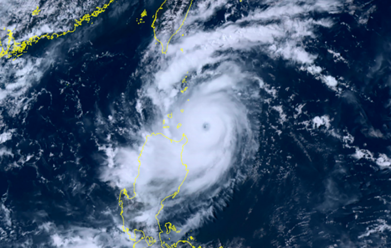 Συναγερμός στην Κίνα λόγω του τυφώνα Σάολα: Κλειστά γραφεία, καταστήματα, σχολεία