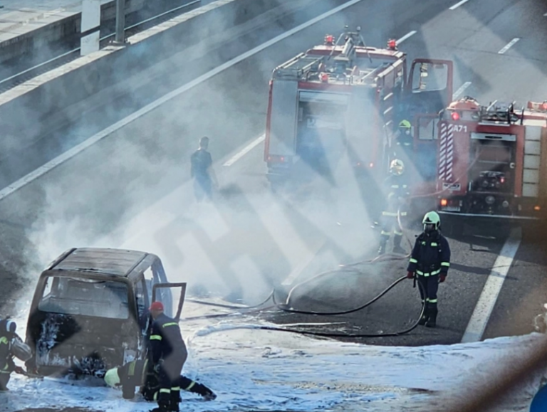 Κλειστή η Αττική οδός – Όχημα τυλίχθηκε στις φλόγες