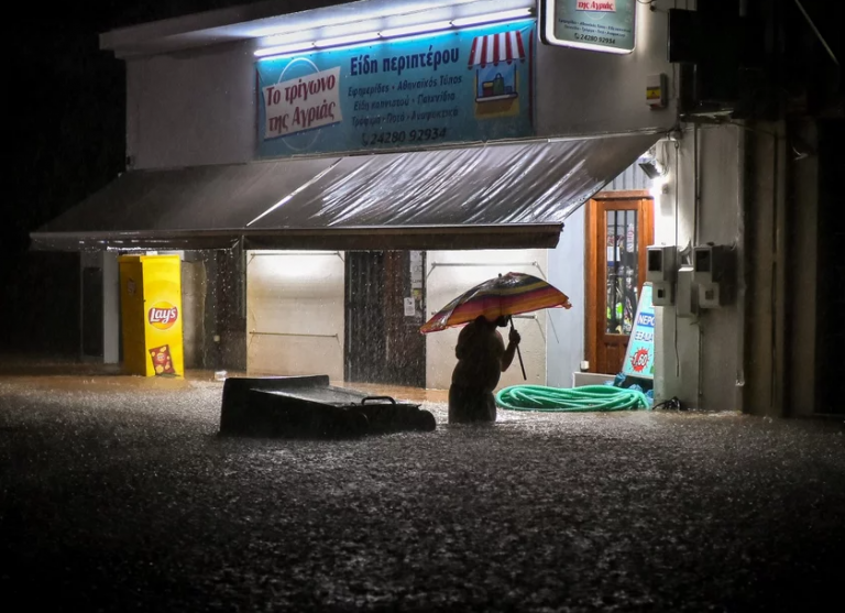 «Όλος ο Βόλος έγινε λίμνη»: Εικόνες καταστροφής από το πέρασμα της κακοκαιρίας, χωρίς ρεύμα αρκετές περιοχές