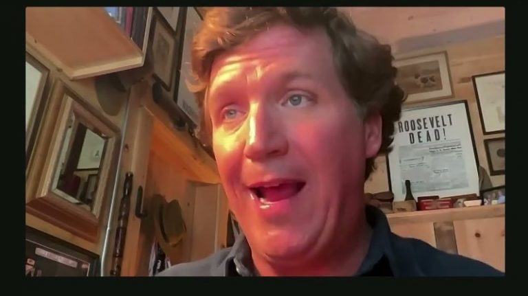 ΟΒΙΔΑ πέταξε ο Τάκερ Κάρλσον μιλώντας για δολοφονία του Τραμπ