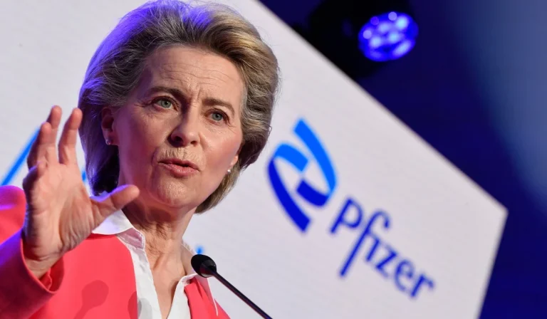 Οι New York Times επιμένουν: Κρύβουν σκάνδαλο με τα εμβόλια τα SMS της Ούρσουλα με τον Μπουρλά της Pfizer