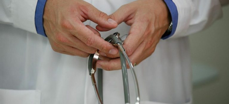 Ντράπηκε και η ντροπή: Ογκολόγος ζητούσε «φακελάκι» από καρκινοπαθείς για να κάνουν το χειρουργείο πιο γρήγορα