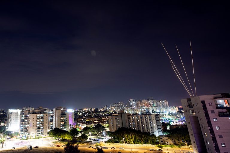 ΕΚΤΑΚΤΟ: Δεκάδες ρουκέτες εκτοξεύθηκαν από την Χαμάς κατά του Τελ Αβίβ!