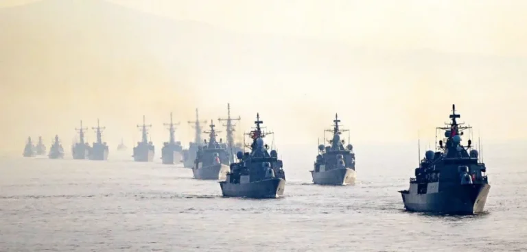 100 Τουρκικά πολεμικά πλοία περνούν το Βόσπορο αυτή τη στιγμή