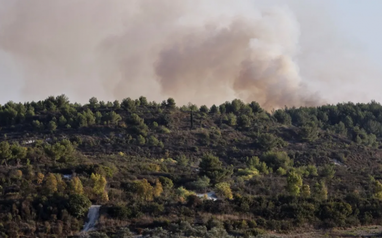 Νότιο Λίβανο: Μεγάλη πυρκαγιά καταστρέφει συνοριακό χωριό μετά την ισραηλινή αεροπορική επιδρομή