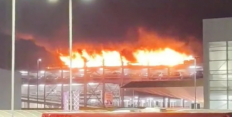 Λονδίνο: Αναστέλλονται οι πτήσεις στο αεροδρόμιο Λούτον -Τυλίχθηκε στις φλόγες το πάρκινγκ