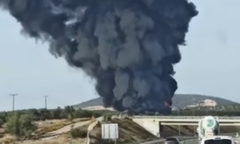 Φωτιά σε εργοστάσιο στρωμάτων στην Αυλίδα -Πυκνό μαύρο σύννεφο καπνού, ορατό μέχρι τη Χαλκίδα