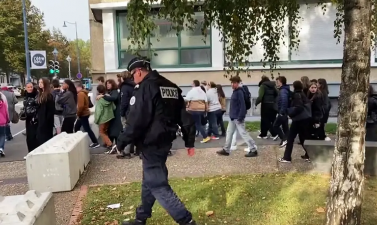 Γαλλία: Εκκενώθηκε μετά από απειλή για βόμβα το σχολείο όπου δολοφονήθηκε την Παρασκευή ένας εκπαιδευτικός