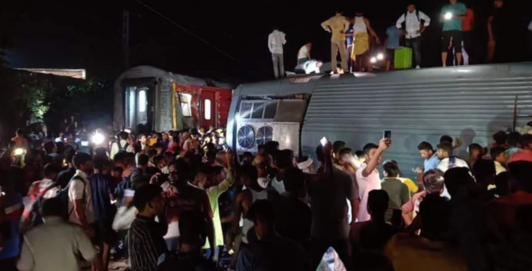 Τραγωδία στην Ινδία: Εκτροχιάστηκε τρένο, τουλάχιστον 4 νεκροί και 100 τραυματίες