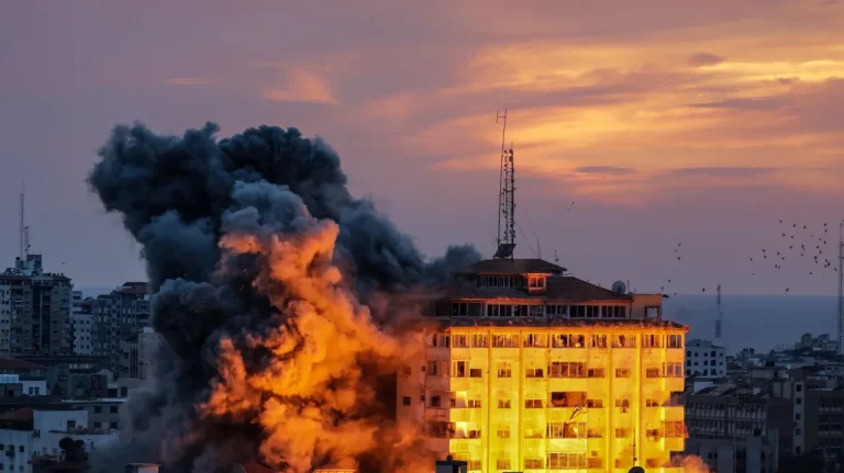 Πόλεμος στο Ισραήλ: Νύχτα τρόμου με ομήρους και εκατοντάδες νεκρούς, σε πολεμικό συναγερμό η χώρα