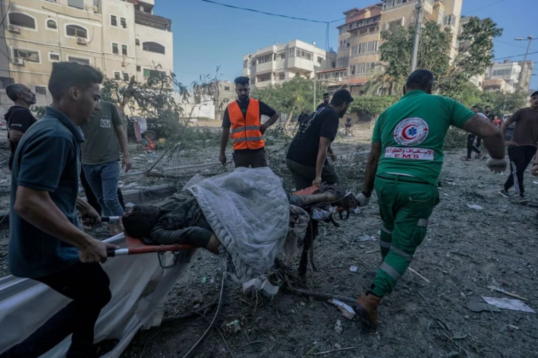 Πόλεμος στη Μέση Ανατολή: Παλαιστίνιοι καταγγέλλουν πλήγματα κοντά σε νοσοκομεία – Εξαπλώνονται ανεμοβλογιά και ψώρα στη Λωρίδα της Γάζας