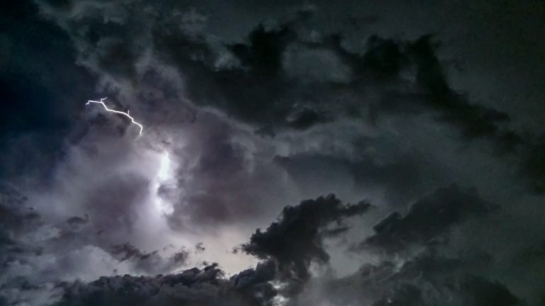 Οι καιρικές συνθήκες είναι έτοιμες να μεταβληθούν αύριο, φέρνοντας βροχές και κυρίως ισχυρές καταιγίδες, κυρίως στις δυτικές και βόρειες περιοχές της χώρας.