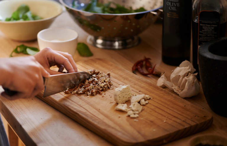 Ξύλινη σανίδα κοπής: Το έξυπνο κόλπο να την απολυμάνετε από τα μικρόβια