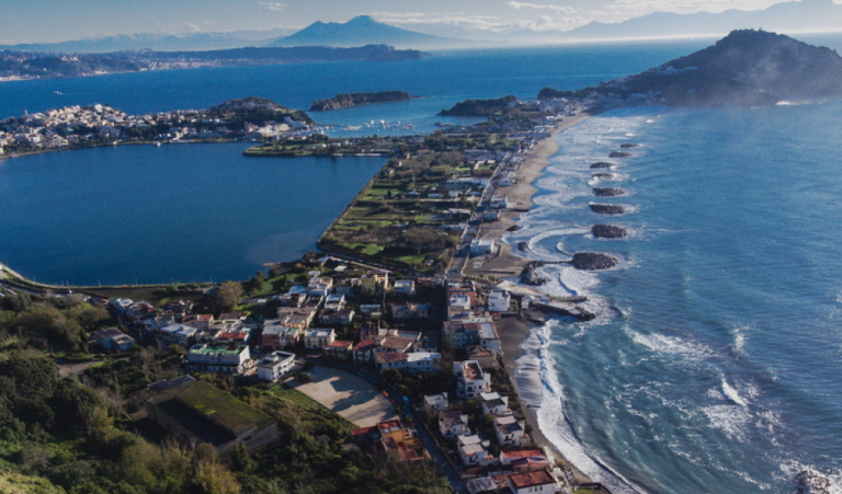 Συναγερμός στη Νάπολη για το ηφαίστειο