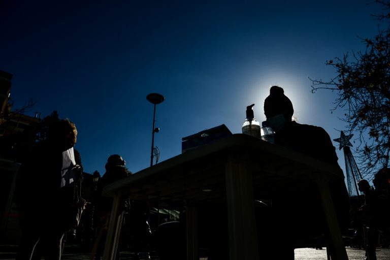 Ο πόλεμος δεν «επισκιάζει» τα εμβόλια COVID: Νέο ΒΙΝΤΕΟ προκαλεί «σεισμό» για «πρόκληση καρκίνων»