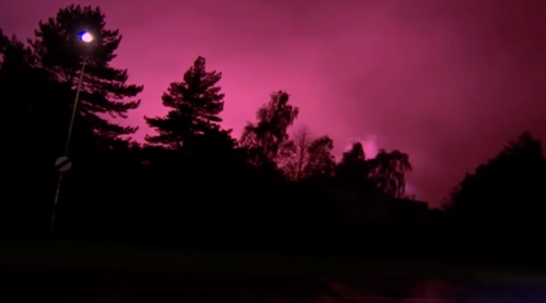 Το αίνιγμα του ροζ φωτισμού που μαγεύει τον νυχτερινό ουρανό του Ανατολικού Γιορκσάιρ στη Βρετανία