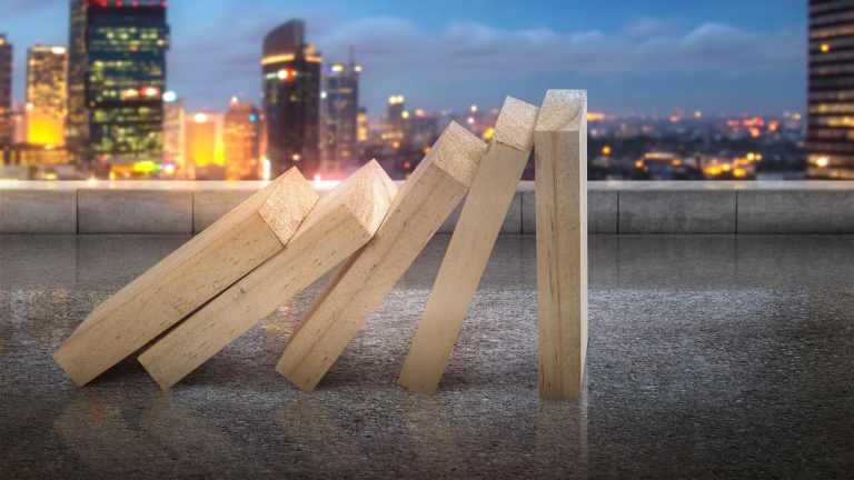 «Κάτι θα συμβεί», λένε οικονομολόγοι: Τα πρώτα πιθανά σημάδια του ΚΡΑΧ