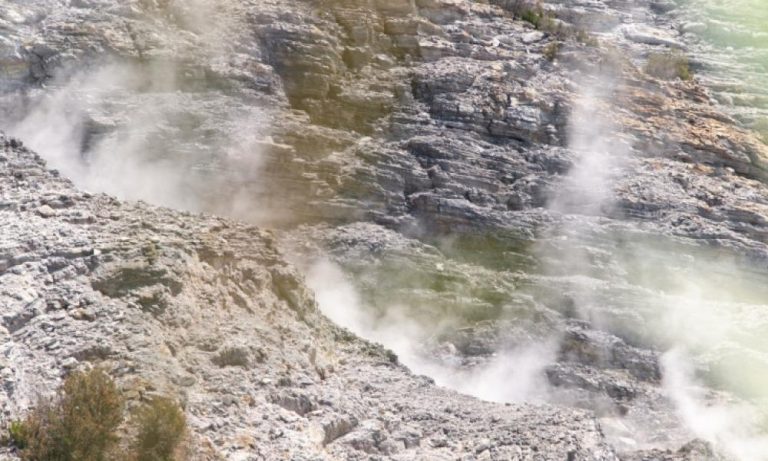 Θα εκραγεί το μεγαλύτερο «υπερηφαίστειο» της Ευρώπης; Δύο σεισμοί σημειώθηκαν την τελευταία εβδομάδα και το έδαφος ανεβαίνει