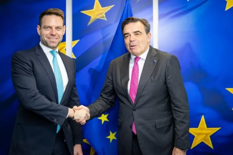 Ο Μαργαρίτης Σχοινάς που τα “άρπαξε” από το Κατάρ ενημέρωσε τον Κασσελάκη ότι μετατρέπει την Ελλάδα σε χώρο υποδοχής χιλιάδων Παλαιστινίων