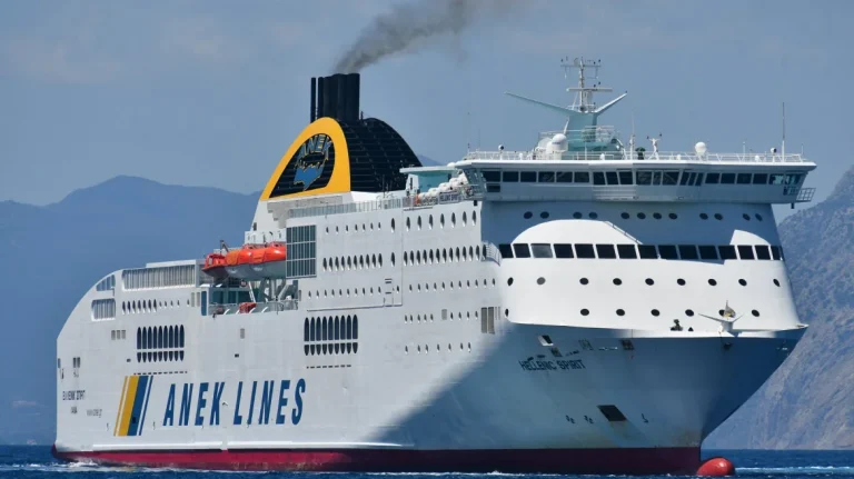 Πάτρα: Το «Hellenic Spirit» συγκρούστηκε με δύο πλοία κατά τη διαδικασία κατάπλου