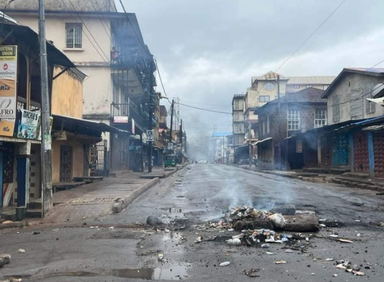 Η Σιέρα Λεόνε επιβάλλει απαγόρευση κυκλοφορίας μετά από επίθεση ενόπλων σε καταυλισμούς