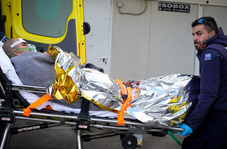 Συνεχίζονται οι ολονύκτιες έρευνες για ναυαγούς σε δύσκολες συνθήκες